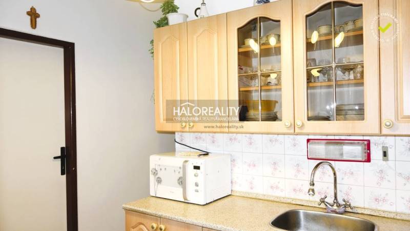 Predaj, trojizbový byt s vlastnou garážou Malacky, C... - Kuchyňa v 3-izbovom byte so skrinkami, mikrovlnnou rúrou a umývadlom.