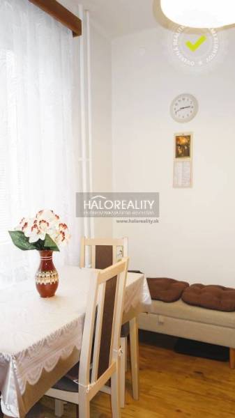 Predaj, trojizbový byt s vlastnou garážou Malacky, C... - Jedálenský kút so stolom, kvetinou a stoličkami v 3-izbovom byte, podlaha s dreveným dekorom.