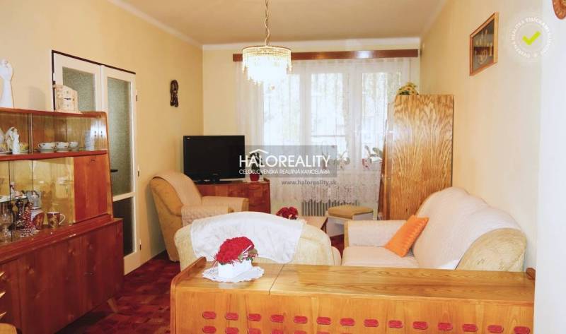 Predaj, trojizbový byt s vlastnou garážou Malacky, C... - Obývačka v 3-izbovom byte, podlaha s dreveným dekorom, drevený nábytok, útulné kreslá.