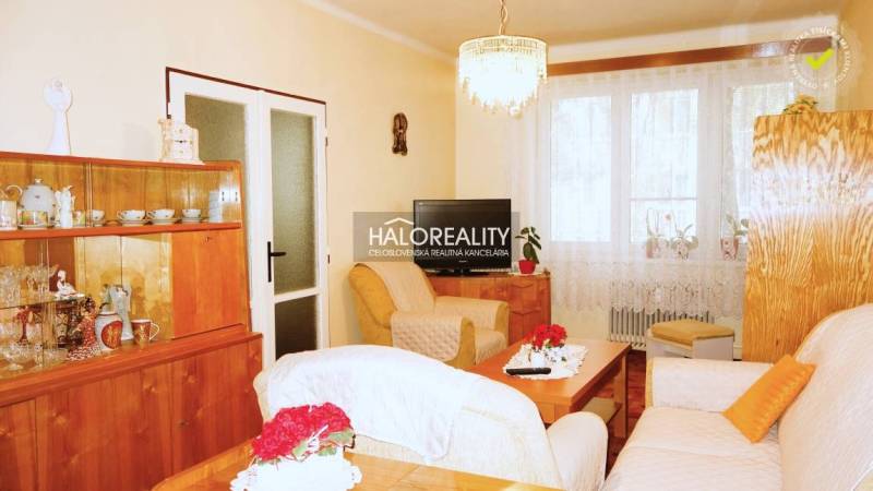 Predaj, trojizbový byt s vlastnou garážou Malacky, C... - Obývacia izba s nábytkom a dekoráciami v 3-izbovom byte, podlaha s dreveným dekorom.