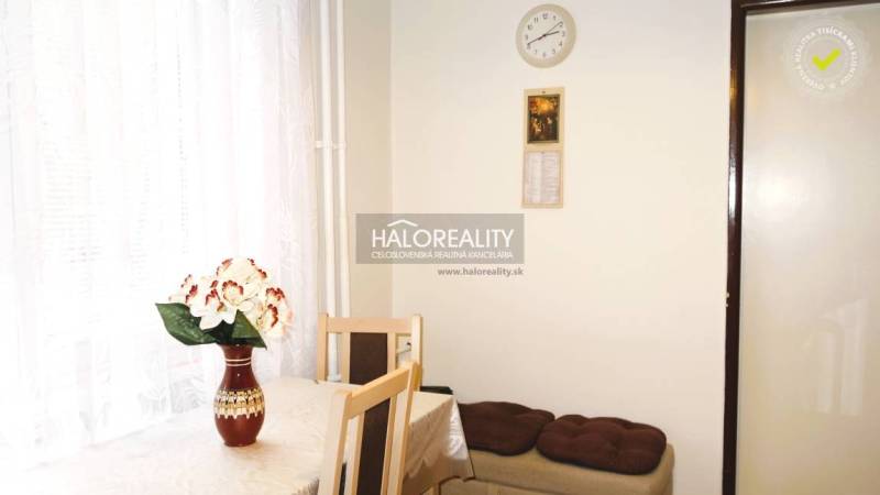 Predaj, trojizbový byt s vlastnou garážou Malacky, C... - Jedálenský kút v 3-izbovom byte s kvetom na stole a bielou záclonou.