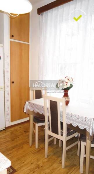 Predaj, trojizbový byt s vlastnou garážou Malacky, C... - Jedáleň v 3-izbovom byte s podlahou s dreveným dekorom a svetlými závesmi.