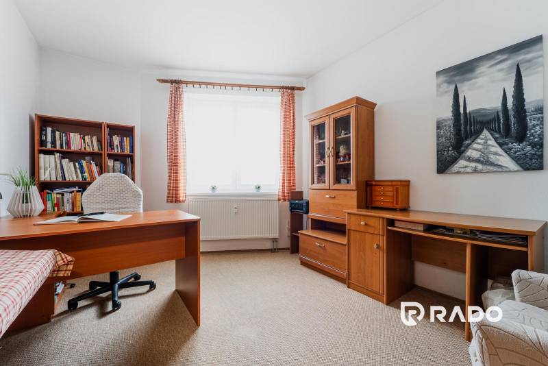 VÝBORNÁ CENA  3 izbový byt Armádna ulica v Trenčíne  - Pracovňa s knihovnicou v 3-izbovom byte s dreveným dekorom na nábytku.