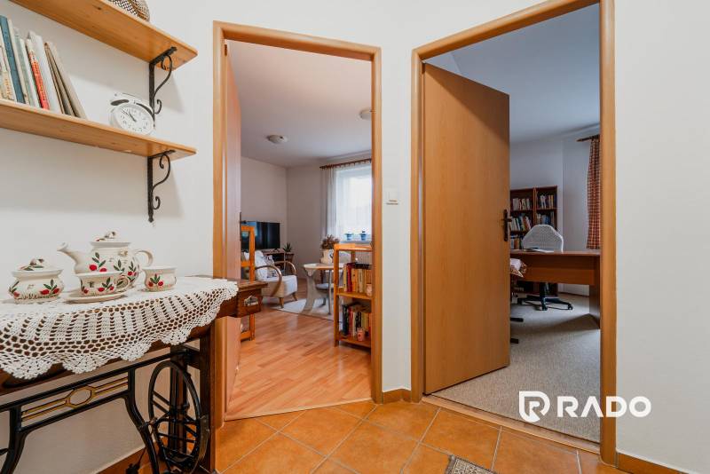 VÝBORNÁ CENA  3 izbový byt Armádna ulica v Trenčíne  - Interiér 3-izbového bytu s dekoračnou keramikou, knižnicou a vstupom do izieb.