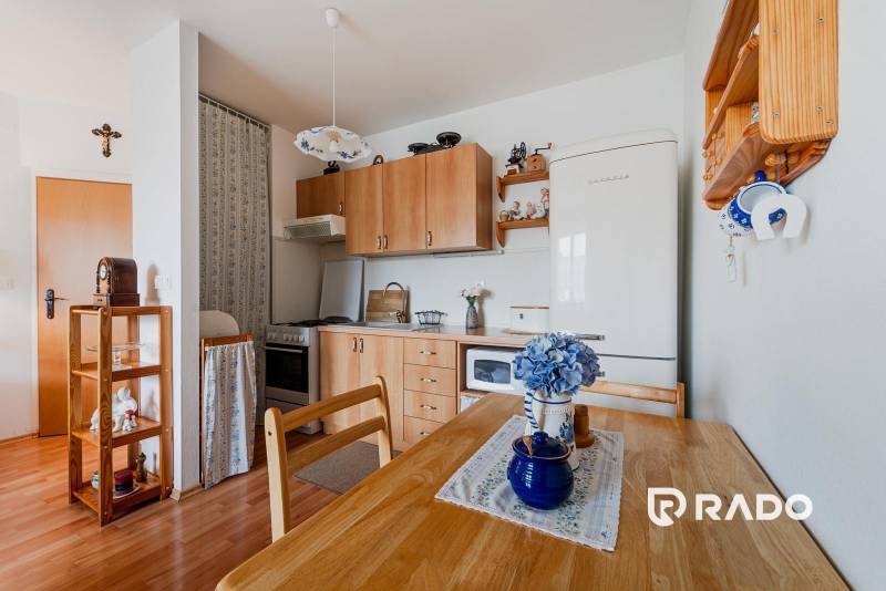 VÝBORNÁ CENA  3 izbový byt Armádna ulica v Trenčíne  - Kuchyňa v 3-izbovom byte s podlahou s dreveným dekorom, útulný a klasický dizajn.