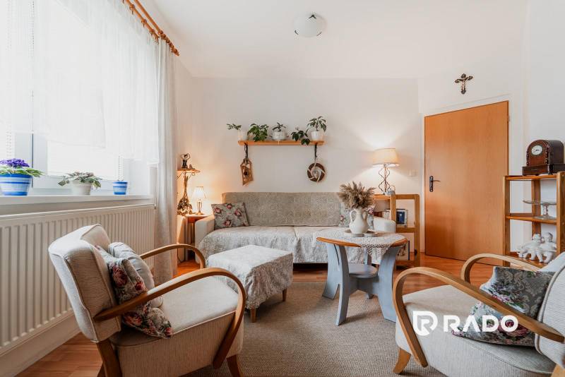 VÝBORNÁ CENA  3 izbový byt Armádna ulica v Trenčíne  - Obývacia izba s dekoráciami, podlahou s dreveným dekorom a pohodlným sedením v 3-izbovom byte.