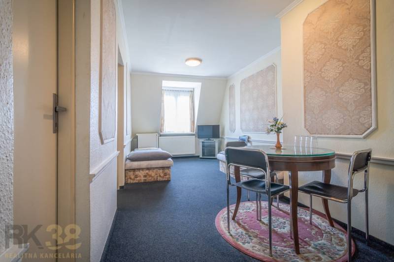 Predaj nehnuteľnosti v mestskej časti Poprad-Veľká - Izba v hoteloch a penziónoch s okrúhlym stolom a televízorom na stojane.