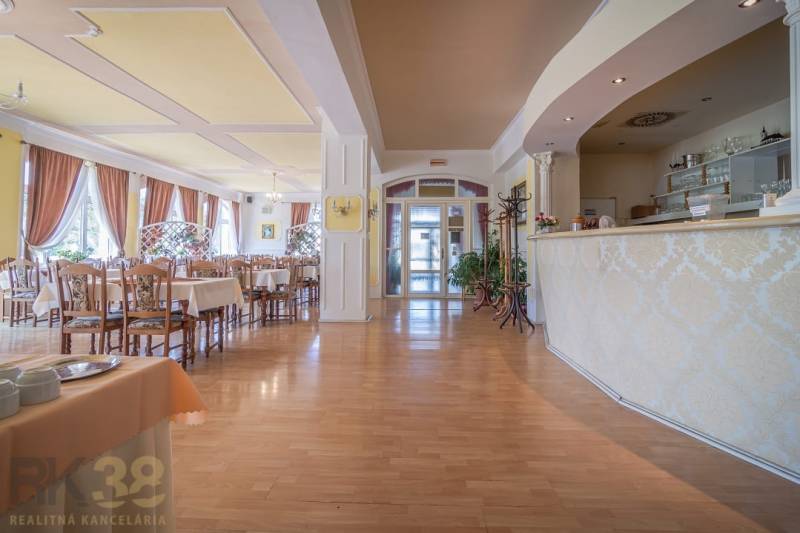 Predaj nehnuteľnosti v mestskej časti Poprad-Veľká - Interiér Hotely a penzióny s reštauráciou, podlaha s dreveným dekorom, dekoratívne závesy.