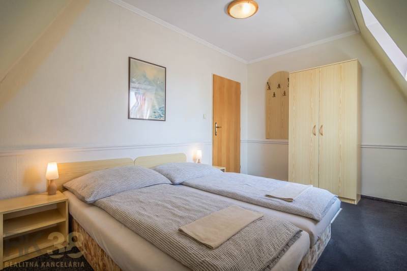 Predaj nehnuteľnosti v mestskej časti Poprad-Veľká - Dvojlôžková izba s posteľou, nočnými stolíkmi a skriňou v Hoteloch a penziónoch.