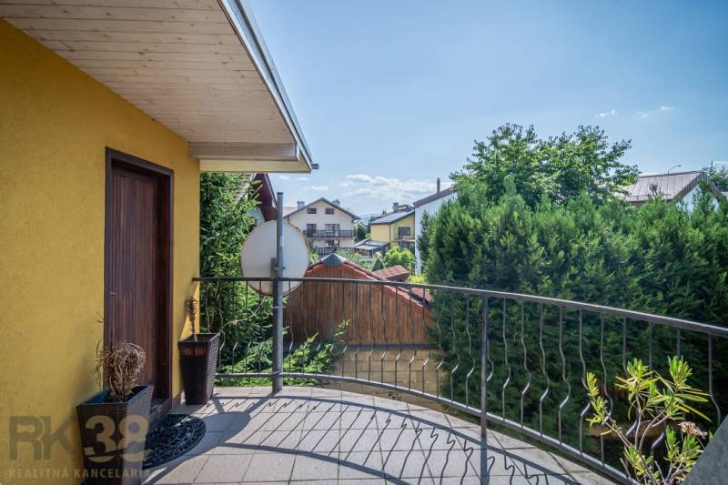 Predaj nehnuteľnosti v mestskej časti Poprad-Veľká - Balkón s výhľadom na záhrady v penziónoch, Poprad, Hotely a penzióny. Ozdobné kvetináče.