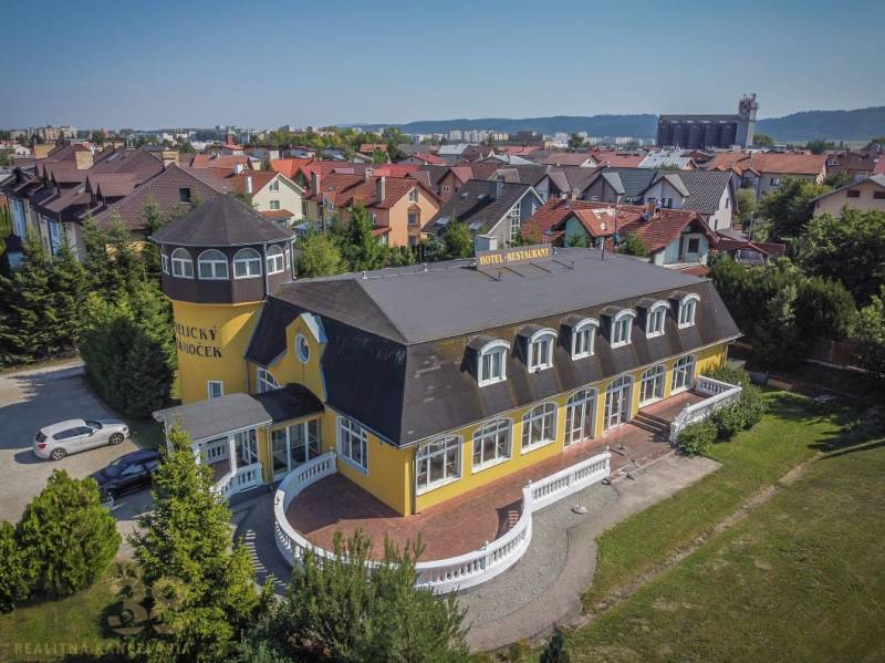 Predaj nehnuteľnosti v mestskej časti Poprad-Veľká - Žltý hotel s vežou, obklopený záhradou v meste Poprad, hotely a penzióny.