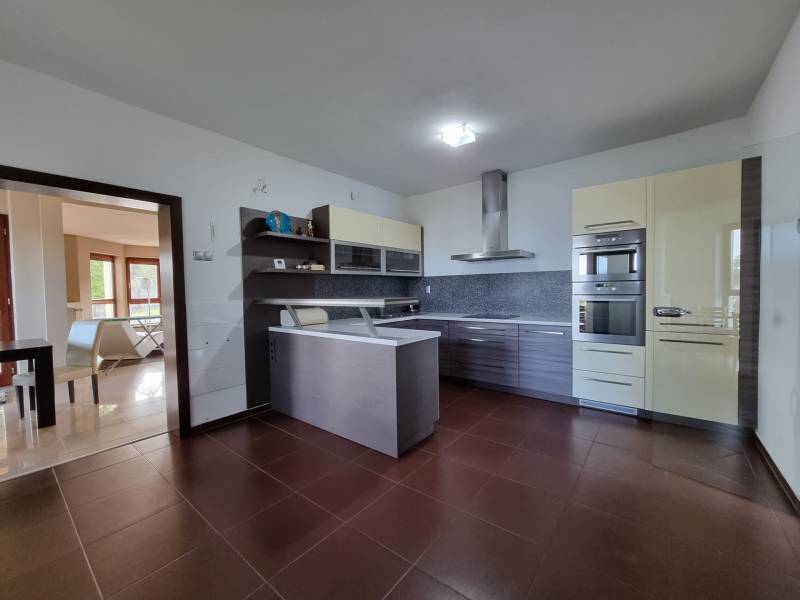 EXKLUZÍVNA VILA - NITRA - PREDAJ - Kuchyňa v rodinnom dome s modernou vstavanou linkou a spotrebičmi.