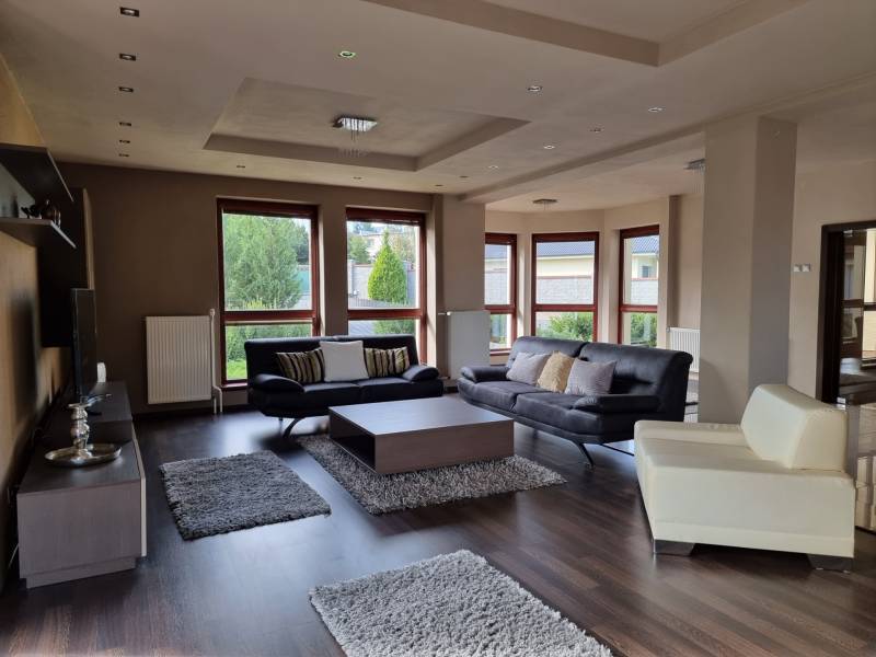 EXKLUZÍVNA VILA - NITRA - PREDAJ - Široký obývací priestor s pohodlnými sedačkami a drevenou podlahou v rodinnom dome.