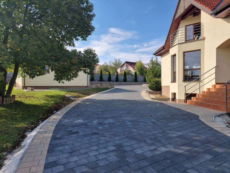 EXKLUZÍVNA VILA - NITRA - PREDAJ - Rodinný dom na Dolnočermánskej v Nitre s dlaždeným chodníkom a zeleňou.