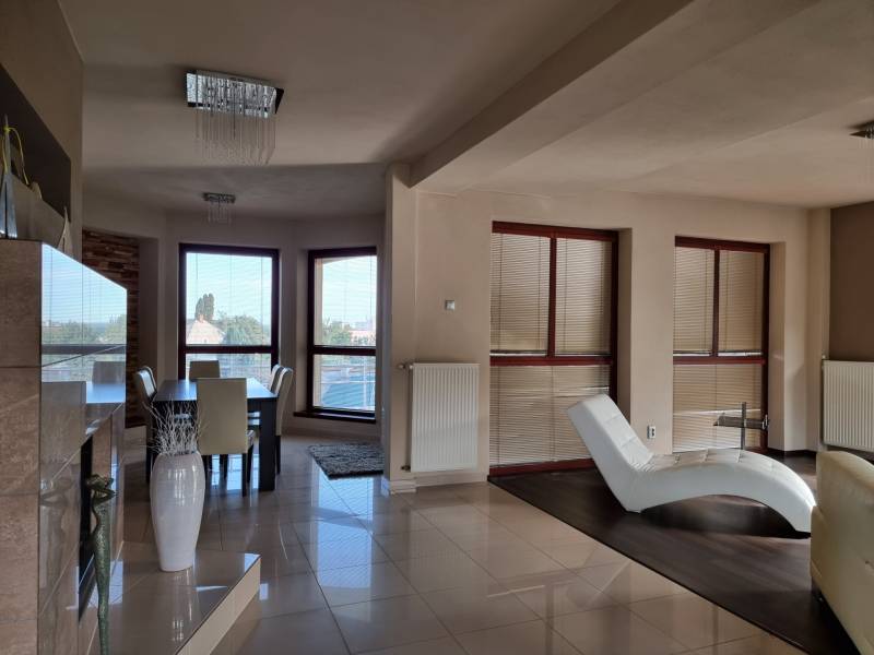 EXKLUZÍVNA VILA - NITRA - PREDAJ - Obývacia izba s jedálenským kútom a ležadlom v rodinnom dome.