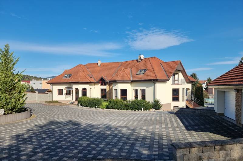 EXKLUZÍVNA VILA - NITRA - PREDAJ - Rodinný dom na Dolnočermánskej ulici v Nitre so sedlovou strechou a garážou.