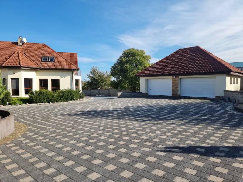 EXKLUZÍVNA VILA - NITRA - PREDAJ - Rodinný dom na Dolnočermánskej ulici v Nitre s priestranným dvorom a garážou.