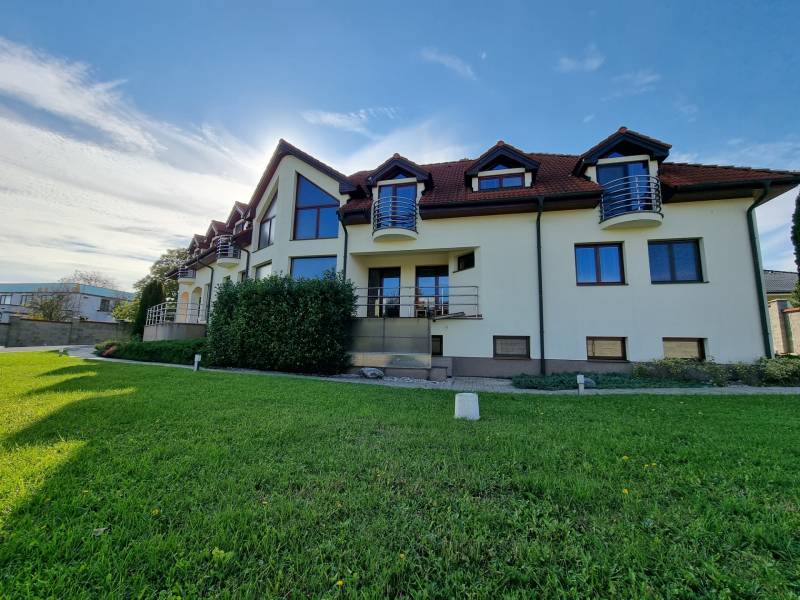 EXKLUZÍVNA VILA - NITRA - PREDAJ - Rodinný dom na Dolnočermánskej v Nitre s rozľahlou záhradou a zeleným trávnikom.