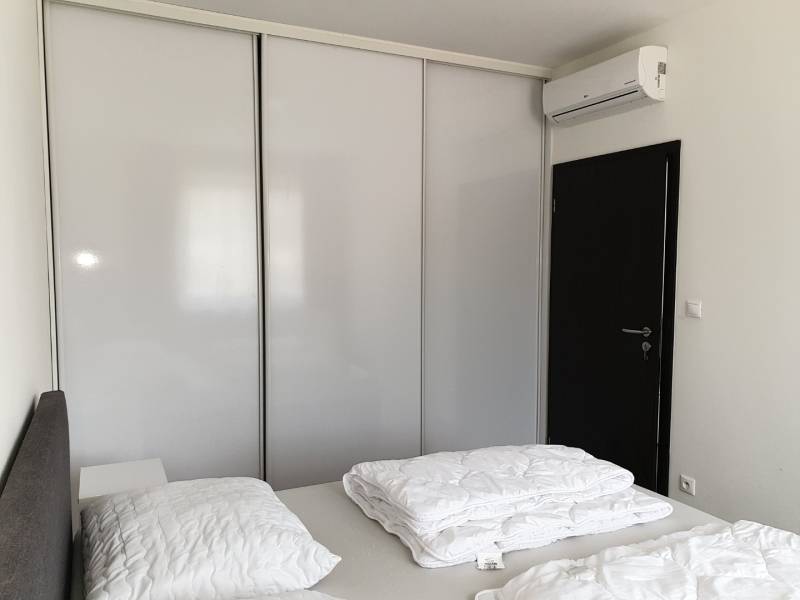 PRENÁJOM - Byt s krásnym výhľadom - Nitra, Dolnohorská - Spálňa v 2-izbovom byte so vstavanou skriňou a klimatizáciou.