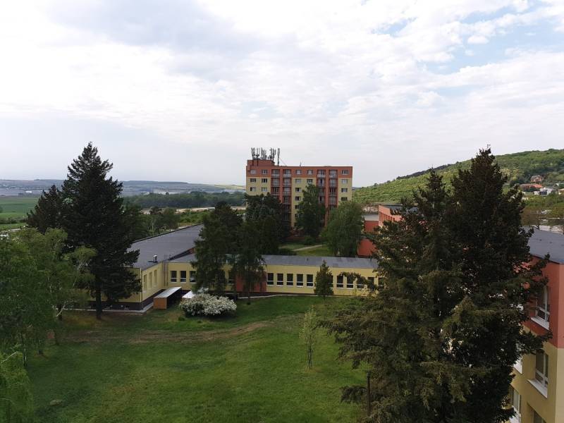 PRENÁJOM - Byt s krásnym výhľadom - Nitra, Dolnohorská - Výhľad v Nitre na Dolnohorskej ulici s budovami a okolitou zeleňou.