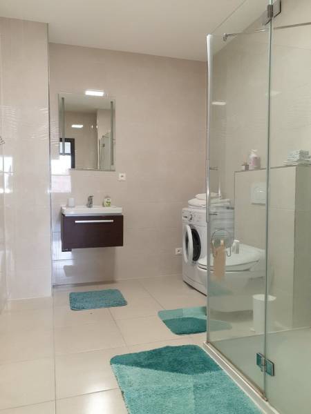 PRENÁJOM - Byt s krásnym výhľadom - Nitra, Dolnohorská - Kúpeľňa v 2-izbovom byte s práčkou, sprchou a svetlými obkladmi.