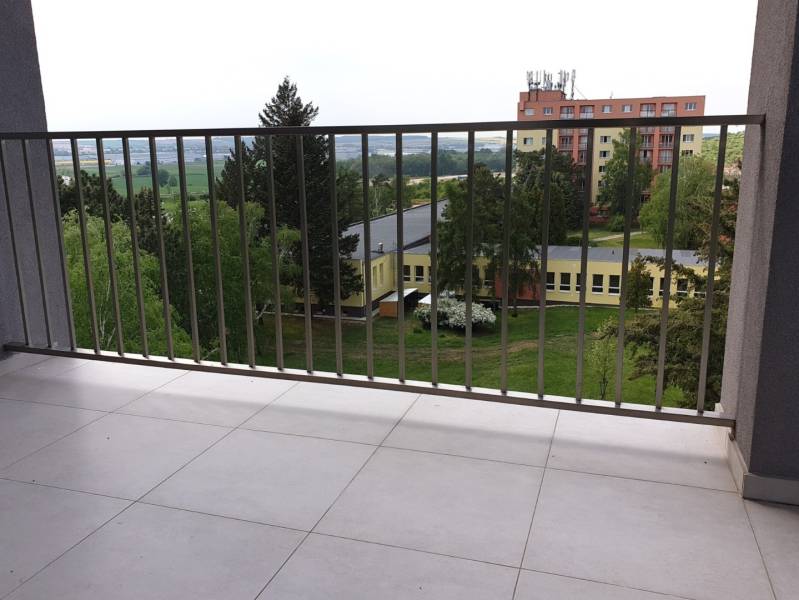 PRENÁJOM - Byt s krásnym výhľadom - Nitra, Dolnohorská - Balkón 2-izbového bytu na Dolnohorskej ulici v Nitre s výhľadom na zeleň.