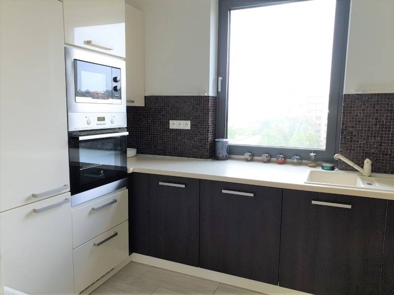 PRENÁJOM - Byt s krásnym výhľadom - Nitra, Dolnohorská - Kuchyňa v 2-izbovom byte s bielou linkou a zabudovanou rúrou, oknom s výhľadom.