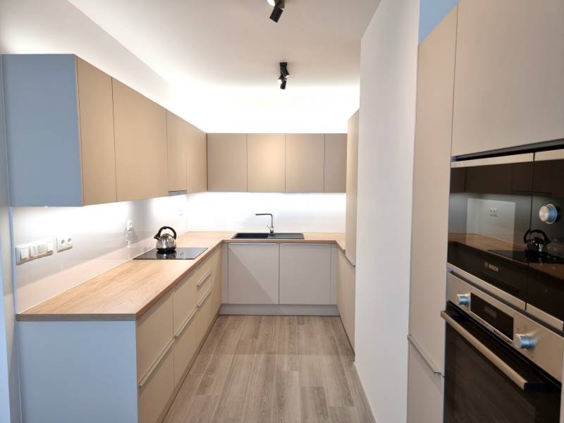 PRENÁJOM - 3 izbový byt Nitra – RIVIERA NITRA, Piesková ulica - Kuchyňa s drevenou pracovnou doskou a vstavanými spotrebičmi v 3-izbovom byte.