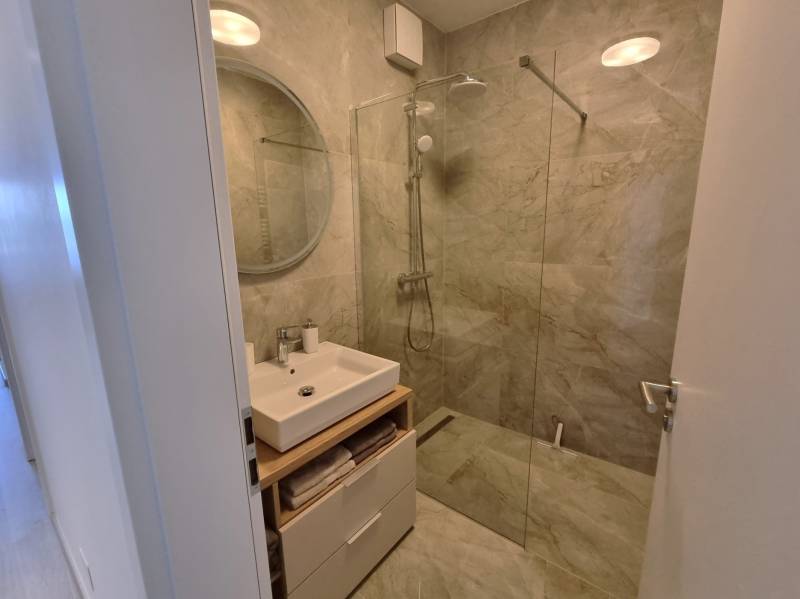 PRENÁJOM - 3 izbový byt Nitra – RIVIERA NITRA, Piesková ulica - Kúpelňa so sprchovým kútom a umývadlom v 3-izbovom byte.