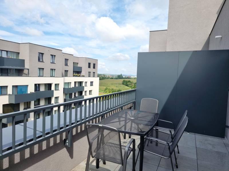 PRENÁJOM - 3 izbový byt Nitra – RIVIERA NITRA, Piesková ulica - Balkón 3-izbového bytu na Pieskovej ulici v Nitre s pohľadom na okolitú krajinu.