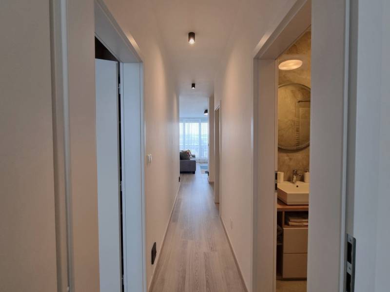 PRENÁJOM - 3 izbový byt Nitra – RIVIERA NITRA, Piesková ulica - Chodba s drevenou podlahou v 3-izbovom byte, s výhľadom do obývacej miestnosti.