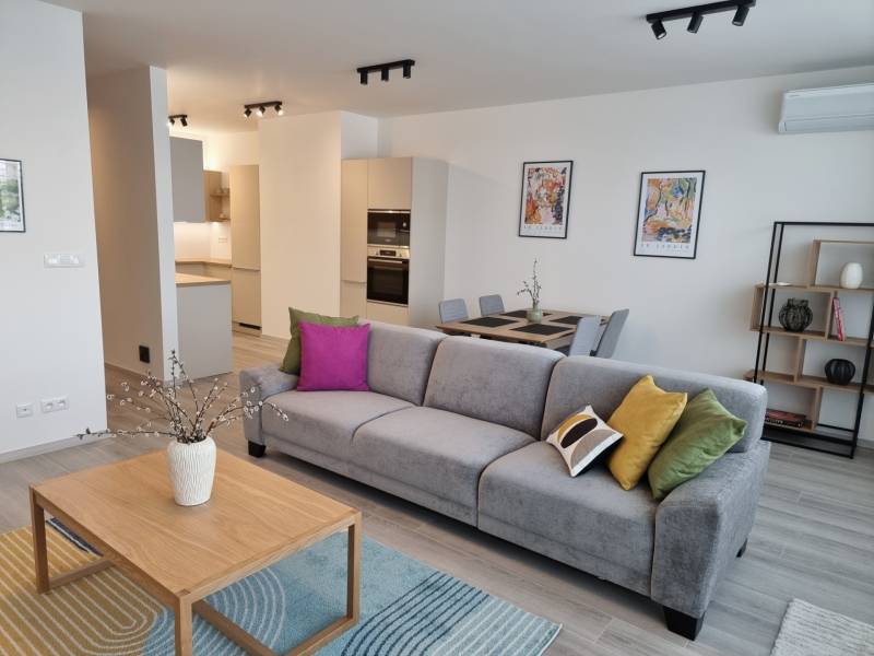 PRENÁJOM - 3 izbový byt Nitra – RIVIERA NITRA, Piesková ulica - Obývacia izba s pohovkou, jedálenským stolom a kuchyňou v 3-izbovom byte.