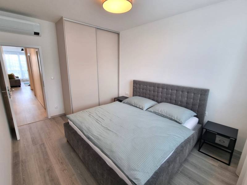 PRENÁJOM - 3 izbový byt Nitra – RIVIERA NITRA, Piesková ulica - Spálňa v 3-izbovom byte s posteľou, skriňou a klimatizáciou.