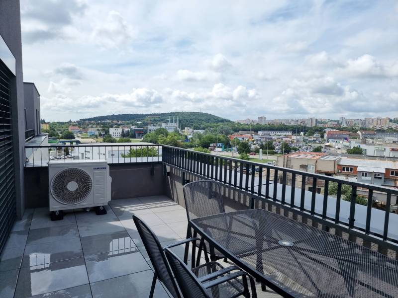 PRENÁJOM - 3 izbový byt Nitra – RIVIERA NITRA, Piesková ulica - Pohľad z terasy 3-izbového bytu na Pieskovej ulici v Nitre s mestským panorámom.