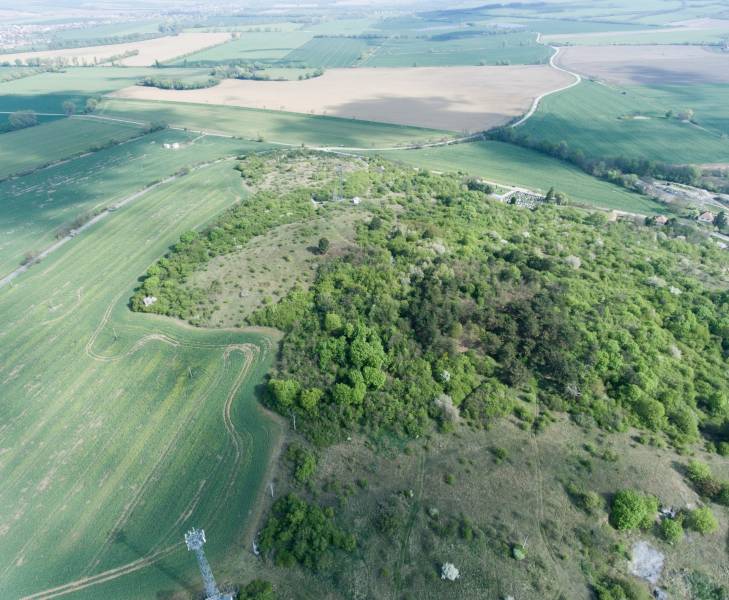 PREDAJ - Pozemok s krásnymi výhľadmi v lesnom prostredí - Podhorany - Letecký pohľad na rozľahlé pozemky vhodné na bývanie v zalesnenom prostredí.