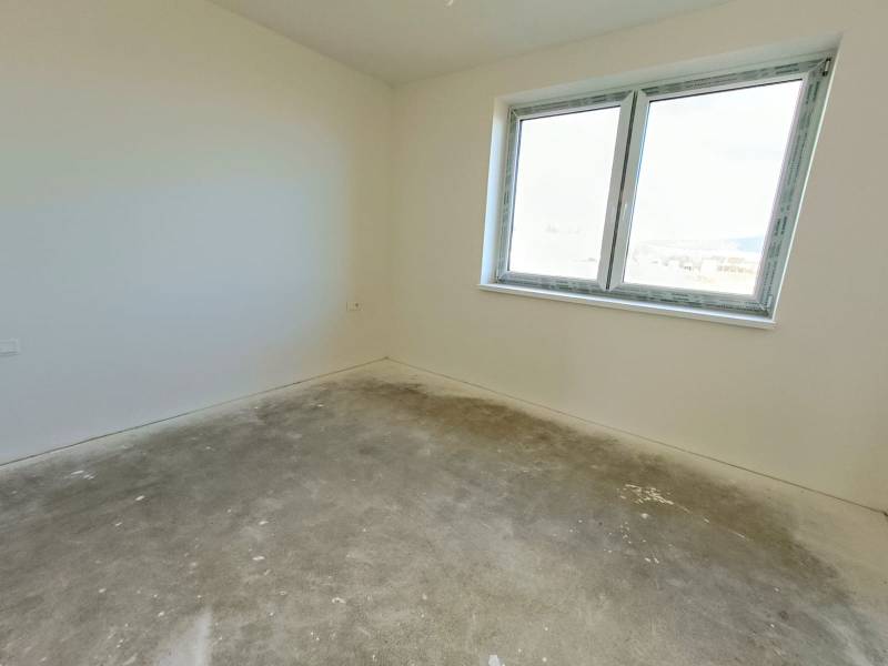 PREDAJ - 4 izbový holodom s veľkou garážou , Lužianky, Smreková ulica - Miestnosť so surovou podlahou, bielymi stenami a oknom, rodinný dom v stave dokončovania.