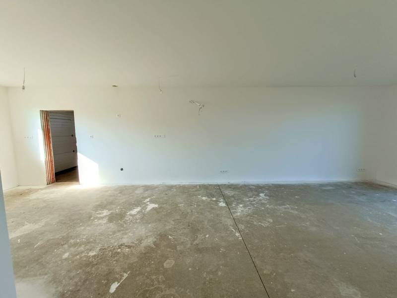 PREDAJ - 4 izbový holodom s veľkou garážou , Lužianky, Smreková ulica - Prázdna miestnosť v dome, biele steny, betónová podlaha.