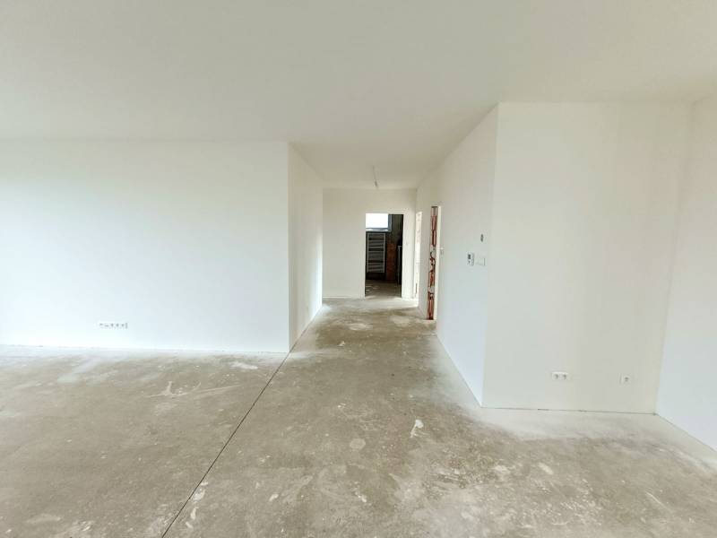 PREDAJ - 4 izbový holodom s veľkou garážou , Lužianky, Smreková ulica - Prázdna miestnosť v rodinnom dome s bielymi stenami a betónovou podlahou.