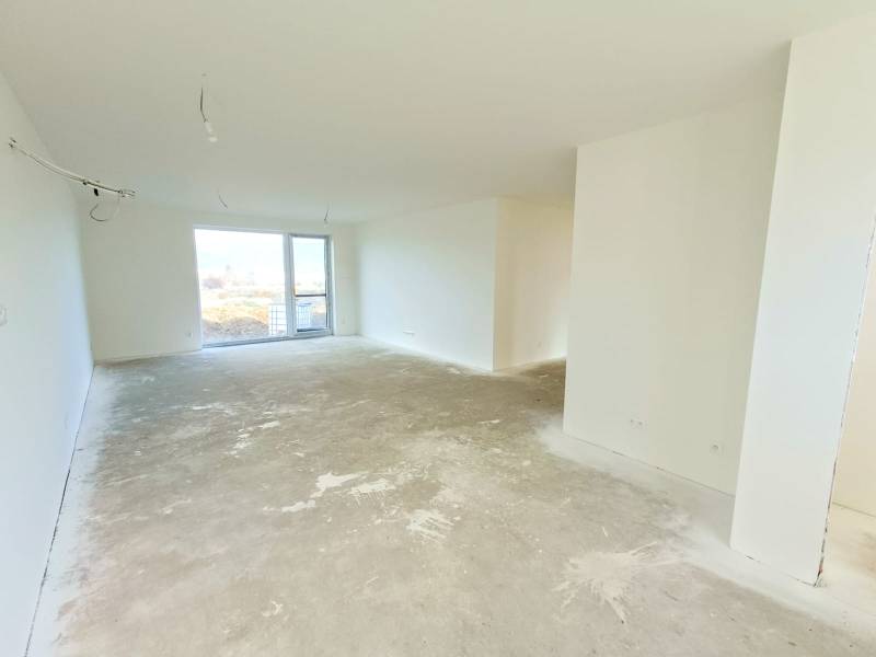 PREDAJ - 4 izbový holodom s veľkou garážou , Lužianky, Smreková ulica - Priestranný interiér s balkónom, rodinný dom, biele steny, neukončená podlaha, príprava na bývanie.