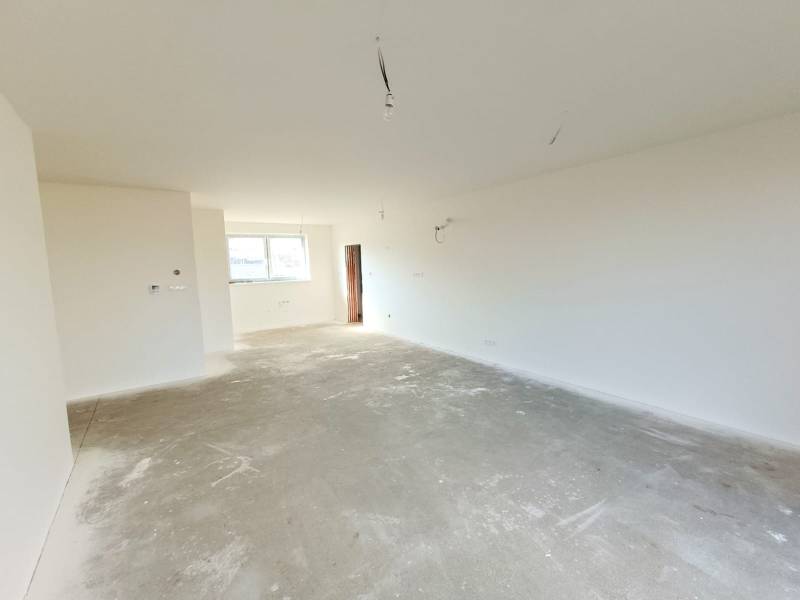 PREDAJ - 4 izbový holodom s veľkou garážou , Lužianky, Smreková ulica - Nezariadená miestnosť, svetlé steny, veľké okná, ideálne pre rodinný dom.