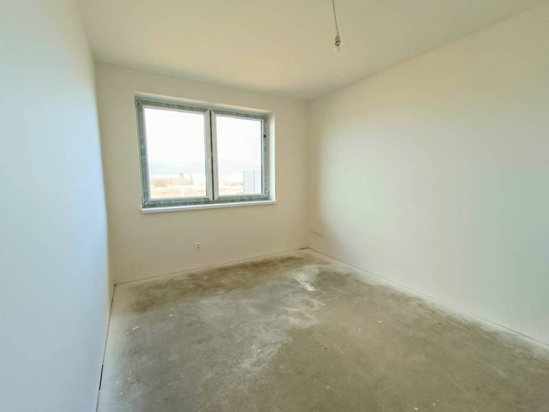 PREDAJ - 4 izbový holodom s veľkou garážou , Lužianky, Smreková ulica - Prázdna izba s oknom, podlaha bez podlahovej krytiny, súčasť rodinného domu.