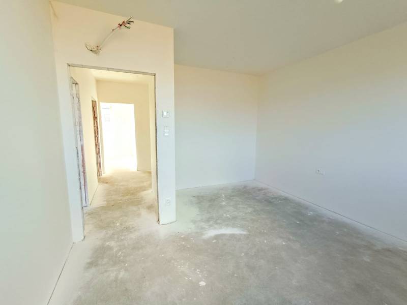 PREDAJ - 4 izbový holodom s veľkou garážou , Lužianky, Smreková ulica - Prázdna miestnosť so svetlými stenami a betónovou podlahou, súčasť rodinného domu.