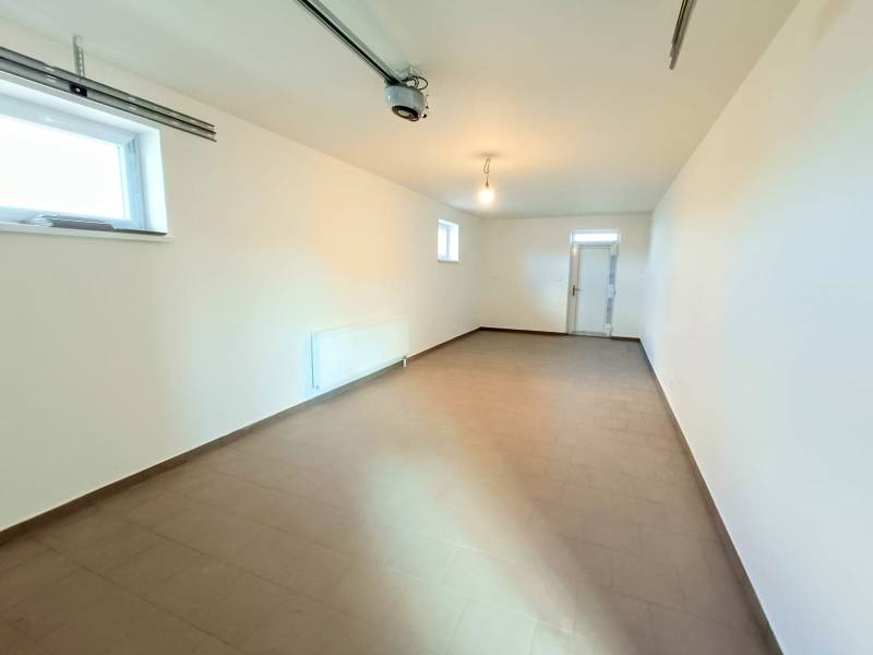 PREDAJ - 4 izbový holodom s veľkou garážou , Lužianky, Smreková ulica - Priestranná garáž v rodinnom dome s dlažbou a oknom. Nehnuteľnosti, predaj, rodinný dom.