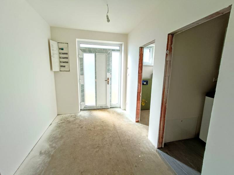 PREDAJ - 4 izbový holodom s veľkou garážou , Lužianky, Smreková ulica - Chodba rodinného domu, znaky rekonštrukcie, vchodové dvere a elektrická skriňa.