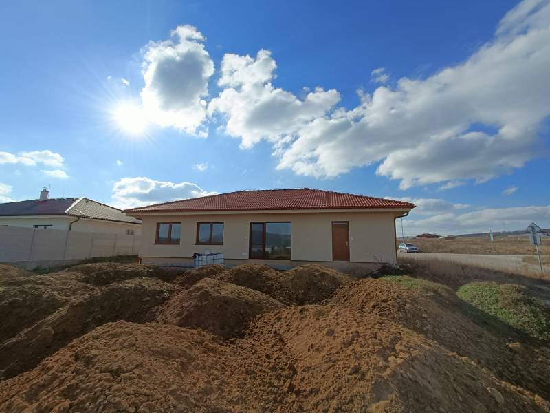 PREDAJ - 4 izbový holodom s veľkou garážou , Lužianky, Smreková ulica - Rodinný dom so šikmou strechou, výrazné oblačné nebo, prázdna krajina naokolo.