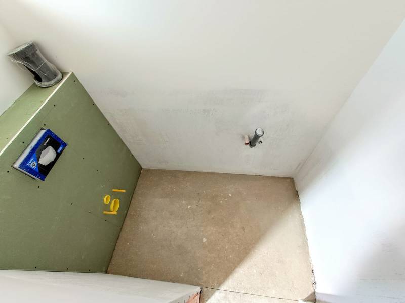 PREDAJ - 4 izbový holodom s veľkou garážou , Lužianky, Smreková ulica - Nedokončený priestor v rodinnom dome s inštalatérskymi prácami pre kúpeľňové zariadenia.