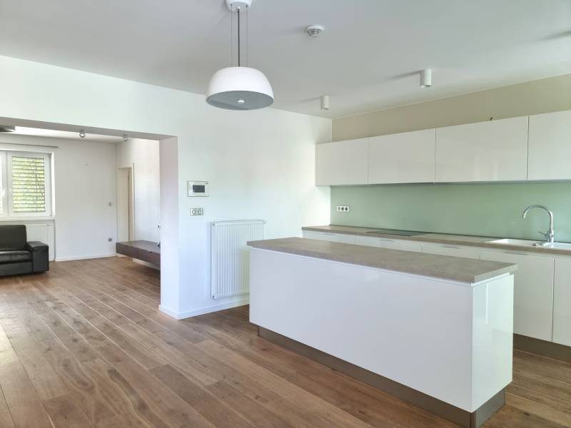 PREDAJ - 3 izbový dom v centre mesta, Nitra - Kuchyňa v rodinnom dome, podlaha s dreveným dekorom, svetlá kuchynská linka.