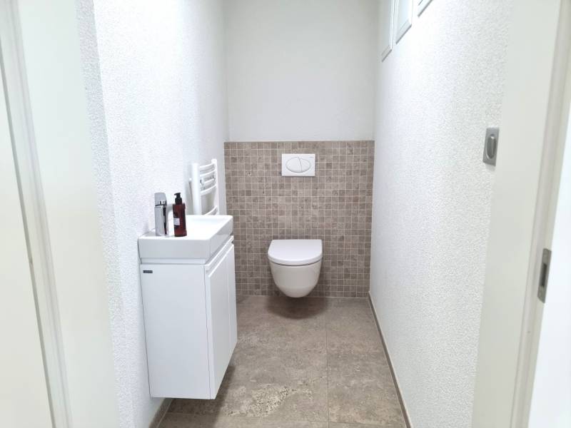 PREDAJ - 3 izbový dom v centre mesta, Nitra - Kúpeľňa s toaletou a umývadlom v rodinnom dome, podlaha s dlažbou.