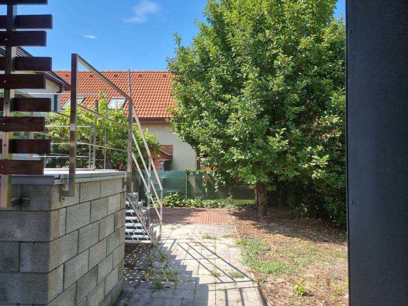 PREDAJ - 3 izbový dom v centre mesta, Nitra - Záhrada rodinného domu v Nitre s terasou, schodmi a zeleňou.