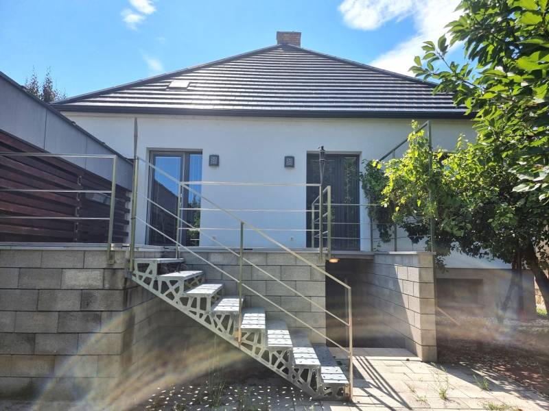 PREDAJ - 3 izbový dom v centre mesta, Nitra - Rodinný dom v Nitre s exteriérovým schodiskom, upravenou záhradou a modernou strechou.